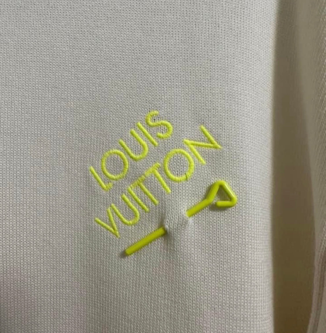 Louis Vuitton 黃色螢光別針Tee