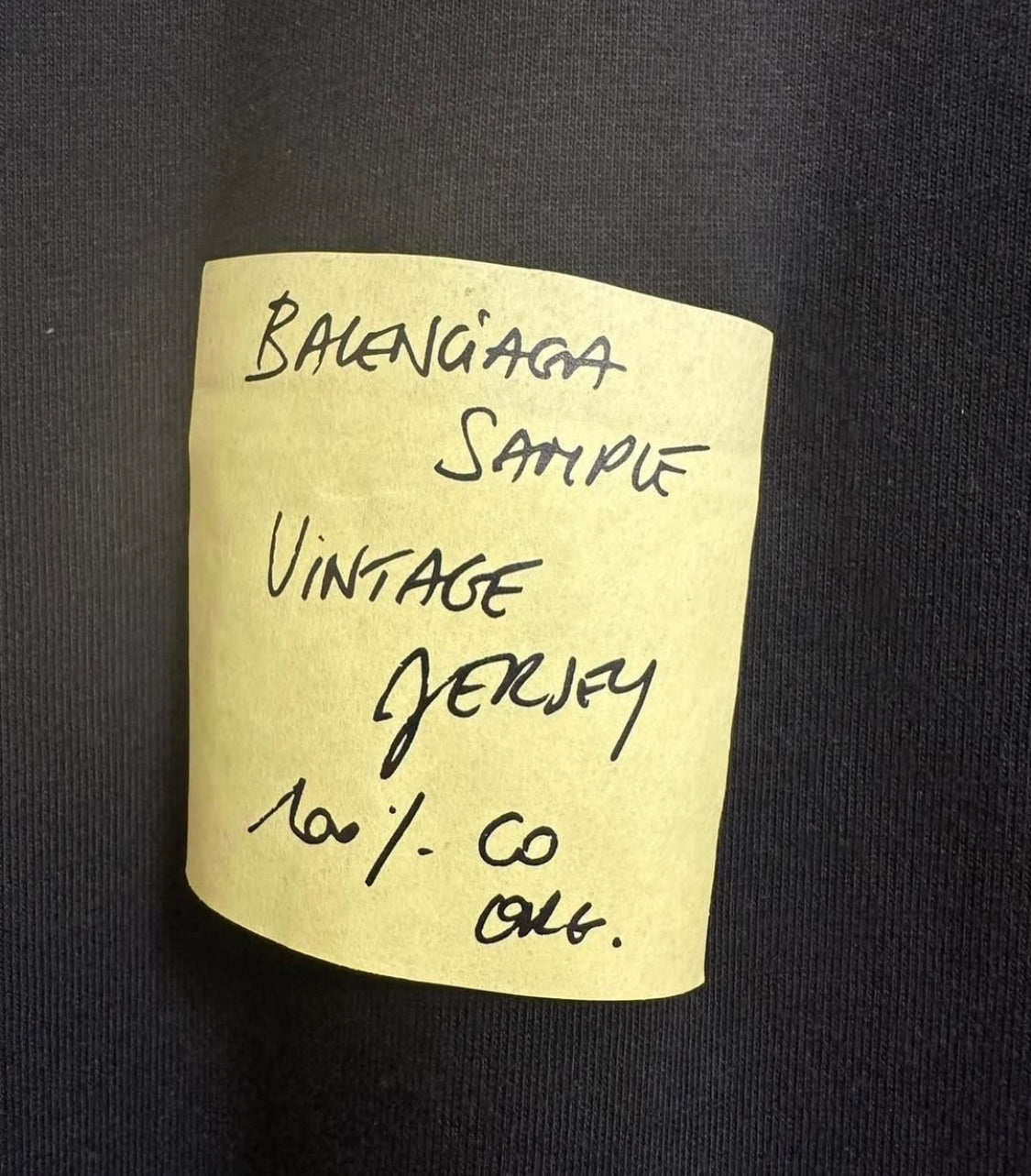 Balenciaga 胸口貼紙Tee