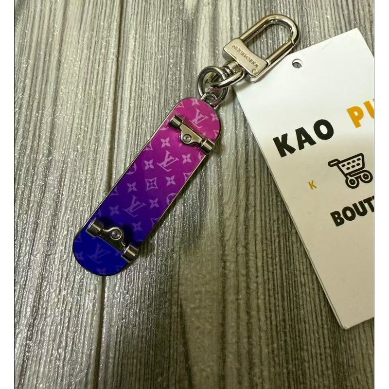 Louis Vuitton 手指老花漸層滑板KeyChain