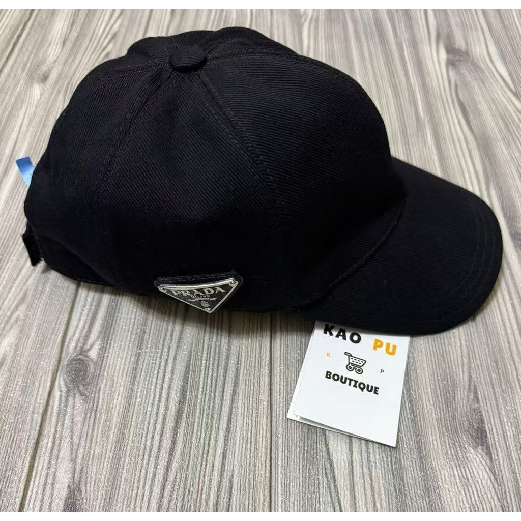Prada 側邊鐵牌Dad Hat