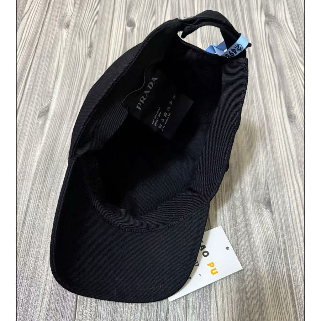 Prada 側邊鐵牌Dad Hat