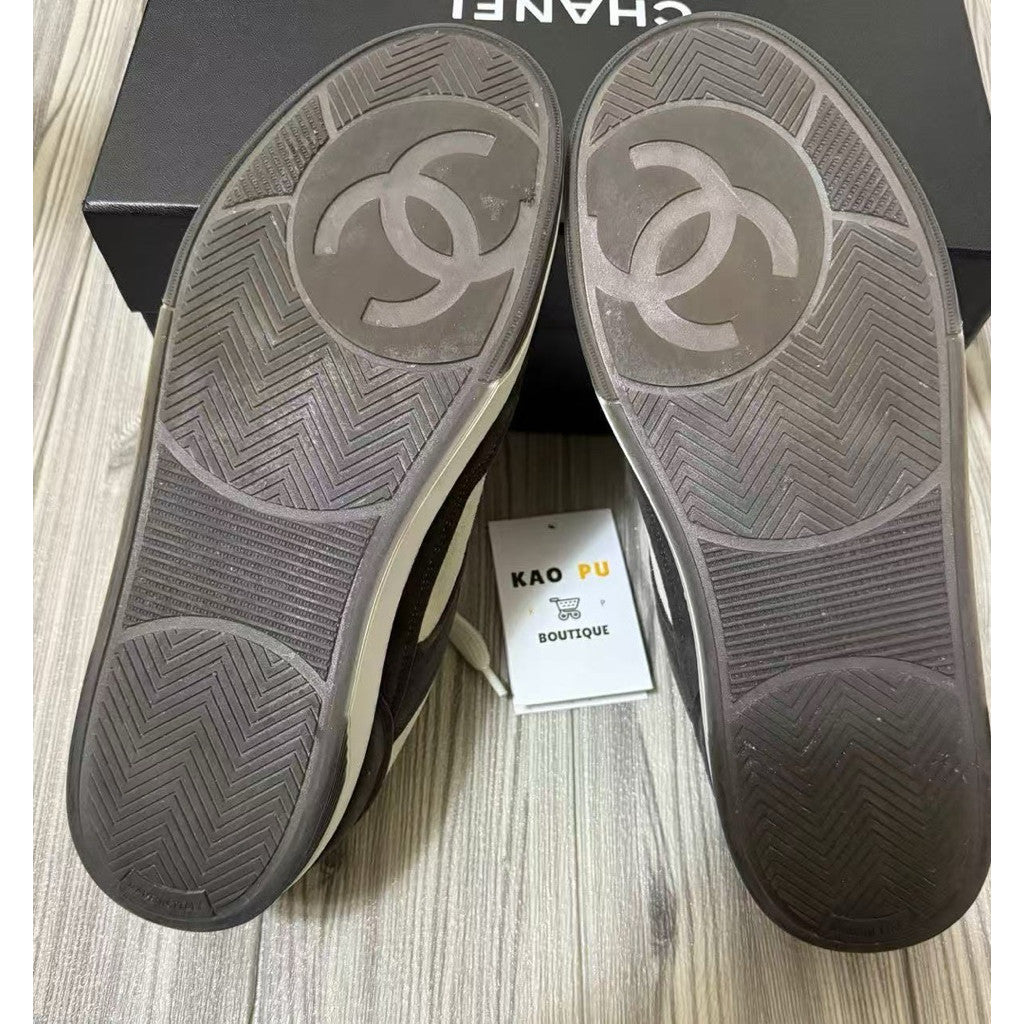 Chanel 雙C麂皮Sneakers