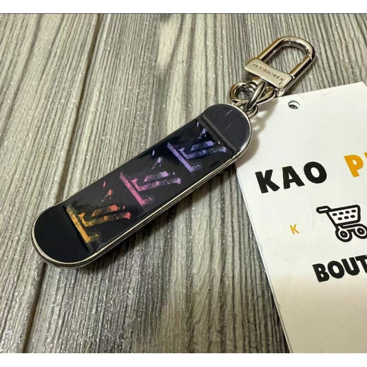 Louis Vuitton 手指老花漸層滑板KeyChain