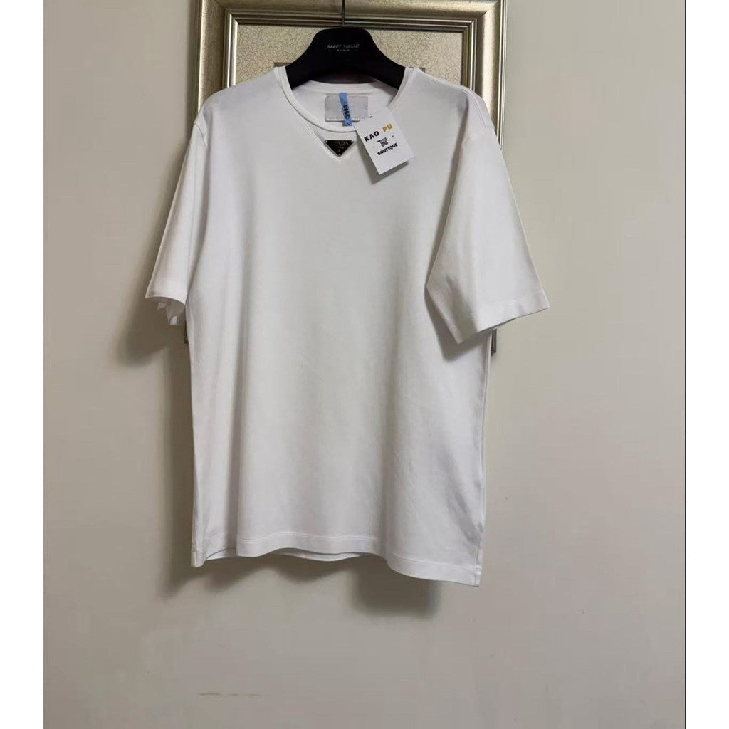Prada 白色領口鐵牌Logo Tee（請先確認商品描述謝謝）
