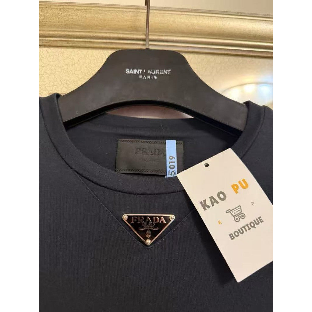 Prada黑色領口鐵牌Logo Tee（請先確認商品描述謝謝）