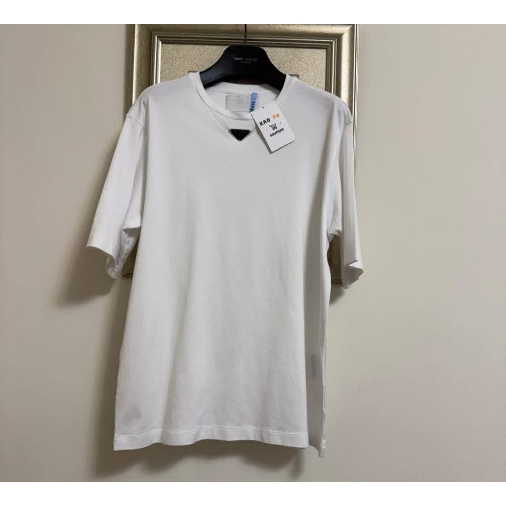 Prada白色領口鐵牌Logo Tee（請先確認商品描述謝謝）